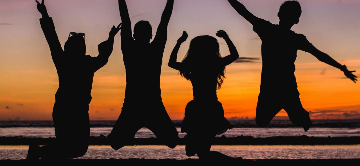 Foto von Vija Rindo Pratama: https://www.pexels.com/de-de/foto/silhouette-der-springenden-menschen-935835/