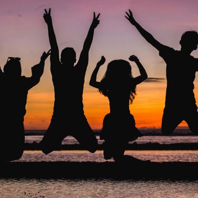 Foto von Vija Rindo Pratama: https://www.pexels.com/de-de/foto/silhouette-der-springenden-menschen-935835/