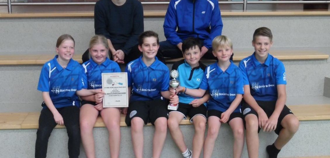 Das Meisterteam (v.l.): Vanessa Fiß, Charlotte Six, Tom Burg, Jonas Lau, Jonte Mensink und Bjarne Hahn. Oben: Die Betreuer Enrico Jakobi und Julian Hildebrandt