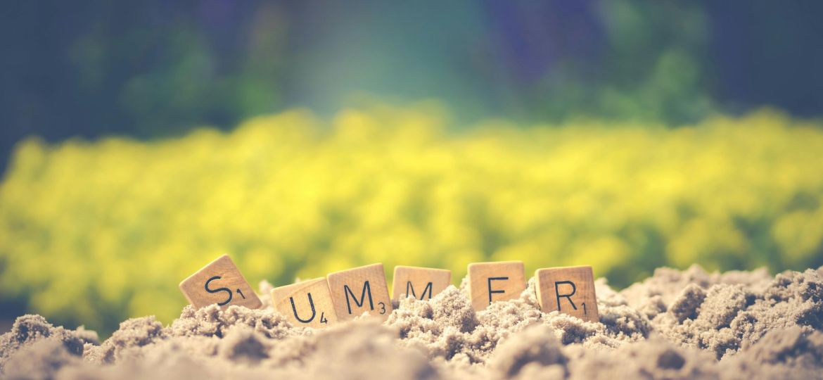 Foto von Ylanite Koppens: https://www.pexels.com/de-de/foto/sommerbuchstabenwurfel-auf-boden-1209611/