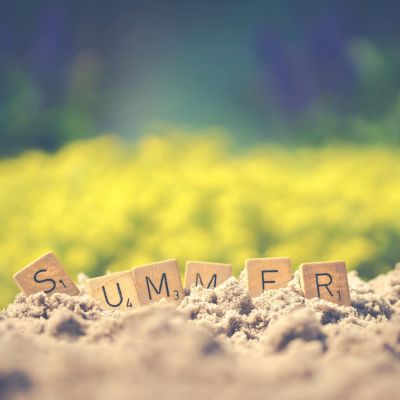 Foto von Ylanite Koppens: https://www.pexels.com/de-de/foto/sommerbuchstabenwurfel-auf-boden-1209611/