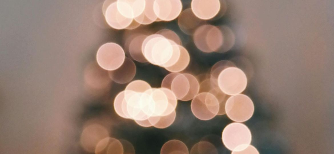 Foto von Brigitte Tohm: https://www.pexels.com/de-de/foto/defokussiertes-bild-des-beleuchteten-weihnachtsbaumes-gegen-himmel-253342/